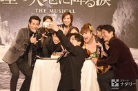 自身のスマートフォンで記念撮影する新田真剣佑（中央）。