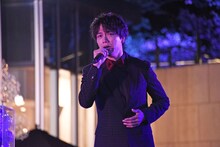 歌唱披露する山崎育三郎。