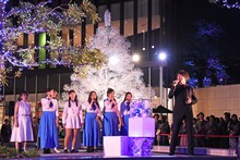 Out of Theater（左後方）のバックコーラスで歌う山崎育三郎（右手前）。