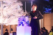 報道陣のリクエストに応え、ボタンを押すポーズをとる山崎育三郎。