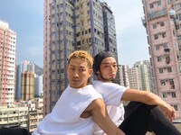 左から辻本知彦、森山未來。