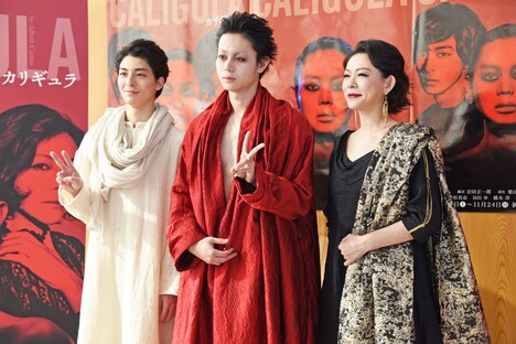 カメラマンににこやかな表情をリクエストされるも、表情ひとつ変えずにピースサインで応える菅田将暉(中央)。