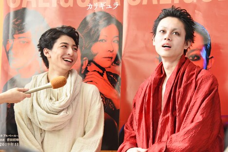 驚いたときの高杉真宙(左)の表情をマネする菅田将暉(右)。