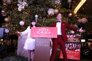 東急百貨店 渋谷本店のクリスマスツリー点灯式より。左から本田望結、サム・ハーヴィー。(撮影:ヒダキトモコ)