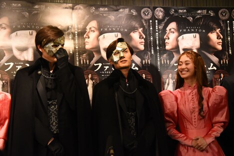 左から城田優、加藤和樹、愛希れいか。