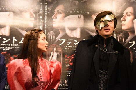 左から木下晴香、城田優。