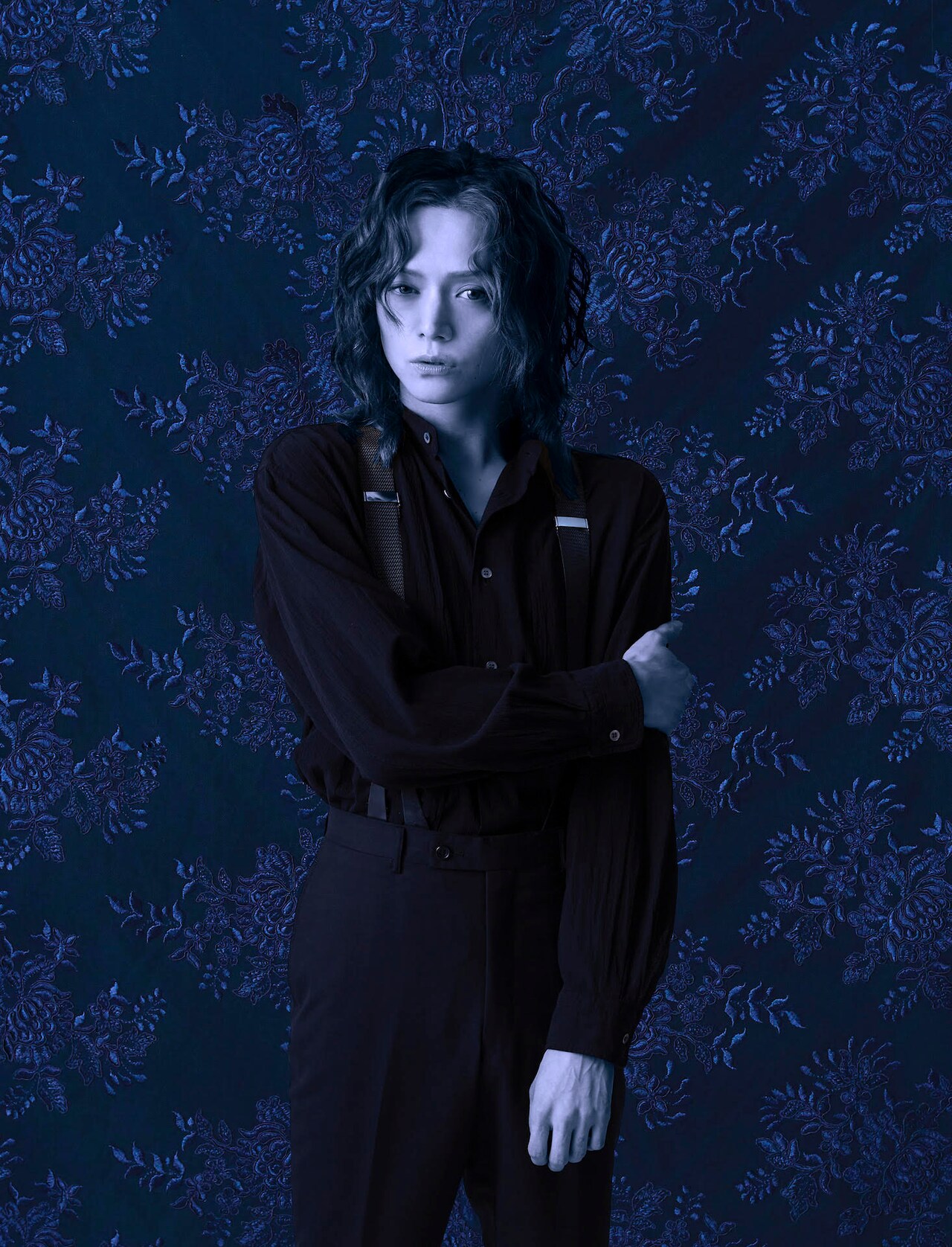 サー・エドワード・モーティマー役の三浦涼介のビジュアル。（撮影：山崎伸康 / デザイン：秋澤一彰）