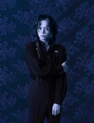 サー・エドワード・モーティマー役の三浦涼介のビジュアル。（撮影：山崎伸康 / デザイン：秋澤一彰）