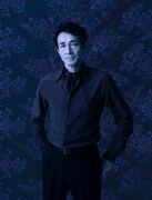 レスター伯ロバート・ダドリー役の吉田栄作のビジュアル。（撮影：山崎伸康 / デザイン：秋澤一彰）