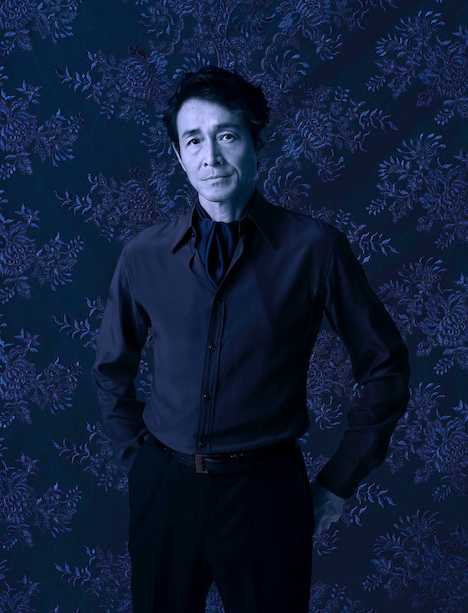 レスター伯ロバート・ダドリー役の吉田栄作のビジュアル。（撮影：山崎伸康 / デザイン：秋澤一彰）