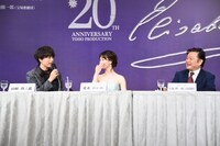 「トートの髪型をセンター分けにするのは小池先生のアイデア」と明かし、小池修一郎（右）に同意を求める山崎育三郎（左）。
