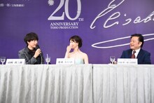 「トートの髪型をセンター分けにするのは小池先生のアイデア」と明かし、小池修一郎（右）に同意を求める山崎育三郎（左）。