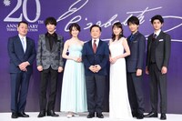 ミュージカル「エリザベート」製作発表より。左から東宝株式会社の池田篤郎取締役演劇担当、山崎育三郎、愛希れいか、小池修一郎、花總まり、井上芳雄、古川雄大。