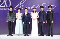 左から山崎育三郎、愛希れいか、小池修一郎、花總まり、井上芳雄、古川雄大。