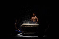 「鼓童×ロベール・ルパージュ〈NOVA〉」スペシャルパフォーマンスの様子。