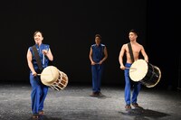 「鼓童×ロベール・ルパージュ〈NOVA〉」スペシャルパフォーマンスの様子。