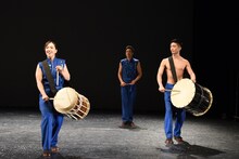 「鼓童×ロベール・ルパージュ〈NOVA〉」スペシャルパフォーマンスの様子。