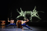 「鼓童×ロベール・ルパージュ〈NOVA〉」スペシャルパフォーマンスの様子。