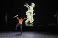 「鼓童×ロベール・ルパージュ〈NOVA〉」スペシャルパフォーマンスの様子。