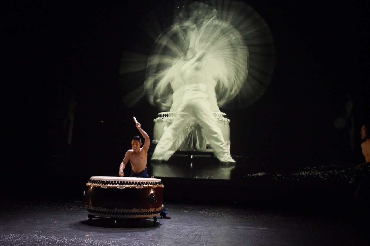 「鼓童×ロベール・ルパージュ〈NOVA〉」製作発表で“音を見る”パフォーマンス披露