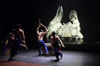 「鼓童×ロベール・ルパージュ〈NOVA〉」スペシャルパフォーマンスの様子。