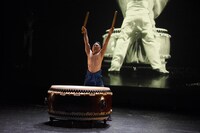 「鼓童×ロベール・ルパージュ〈NOVA〉」スペシャルパフォーマンスの様子。