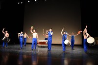 「鼓童×ロベール・ルパージュ〈NOVA〉」スペシャルパフォーマンスの様子。