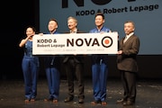 左から三浦友恵、石塚充、ロベール・ルパージュ、住吉祐太、青木孝夫代表取締役社長。