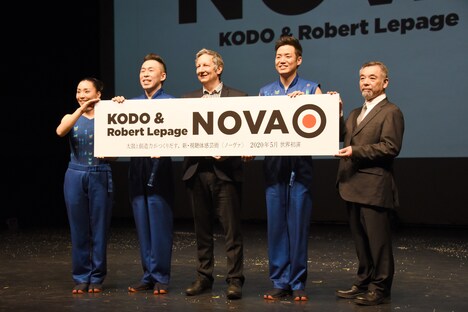 左から三浦友恵、石塚充、ロベール・ルパージュ、住吉祐太、青木孝夫代表取締役社長。