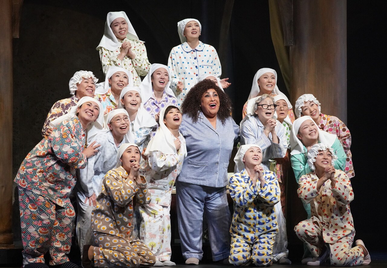 天使にラブ・ソングを」開幕、森公美子が朝夏まなとを絶賛「まぁ様