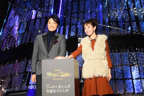 「HIBIYA Magic Time Illumination」点灯式より。左から井上芳雄、咲妃みゆ。