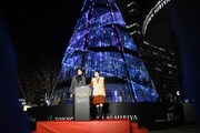 「HIBIYA Magic Time Illumination」点灯式より。左から井上芳雄、咲妃みゆ。