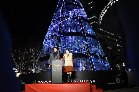 「HIBIYA Magic Time Illumination」点灯式より。左から井上芳雄、咲妃みゆ。
