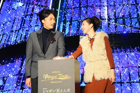 「HIBIYA Magic Time Illumination」点灯式より。左から井上芳雄、咲妃みゆ。