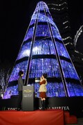 「HIBIYA Magic Time Illumination」点灯式より。左から井上芳雄、咲妃みゆ。