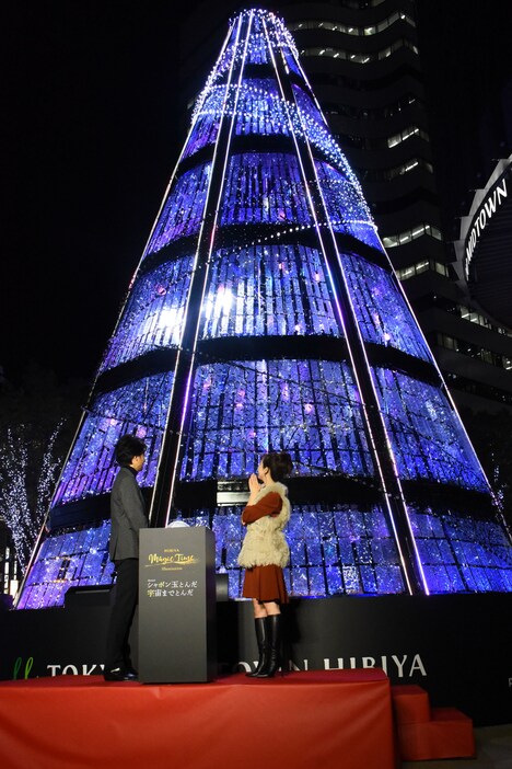 「HIBIYA Magic Time Illumination」点灯式より。左から井上芳雄、咲妃みゆ。