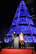 「HIBIYA Magic Time Illumination」点灯式より。左から井上芳雄、咲妃みゆ。