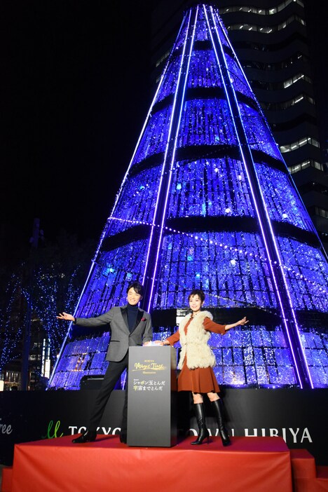 「HIBIYA Magic Time Illumination」点灯式より。左から井上芳雄、咲妃みゆ。