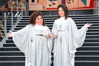 左から森公美子、朝夏まなと。