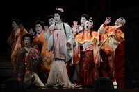 花組芝居「天守物語」鏡組の公演より。（撮影：宮内勝）