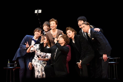 公式Instagram用に自撮りするキャスト陣。