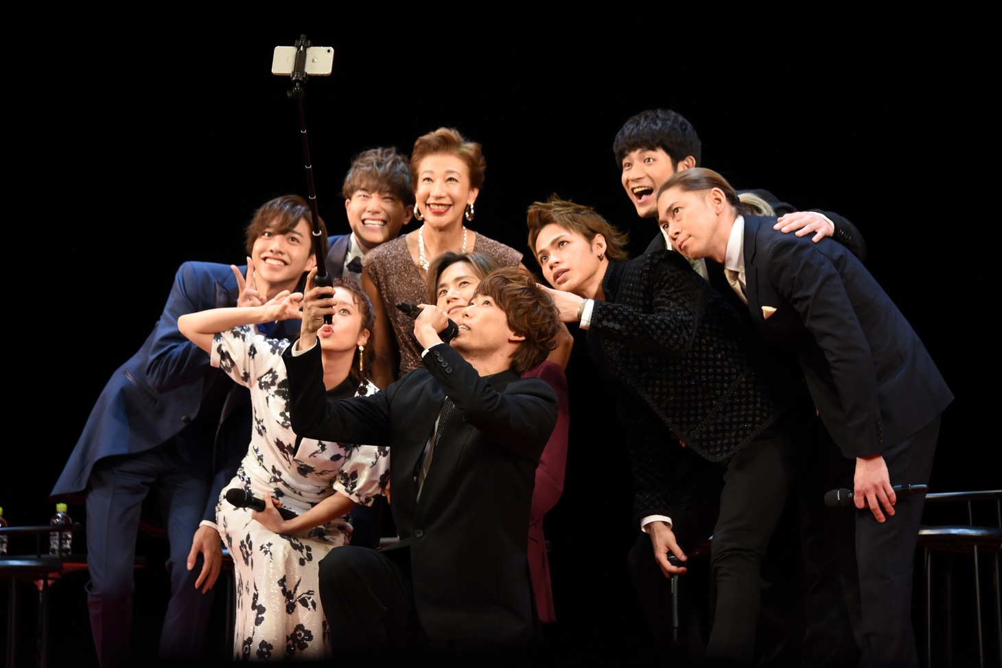 公式Instagram用に自撮りをするキャストたち。