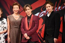 左から前田美波里、堂本光一、上田竜也。