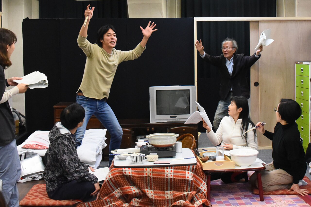 PLATプロデュース「荒れ野」再演稽古に、作・演出の桑原裕子「もっと遊ぼう」