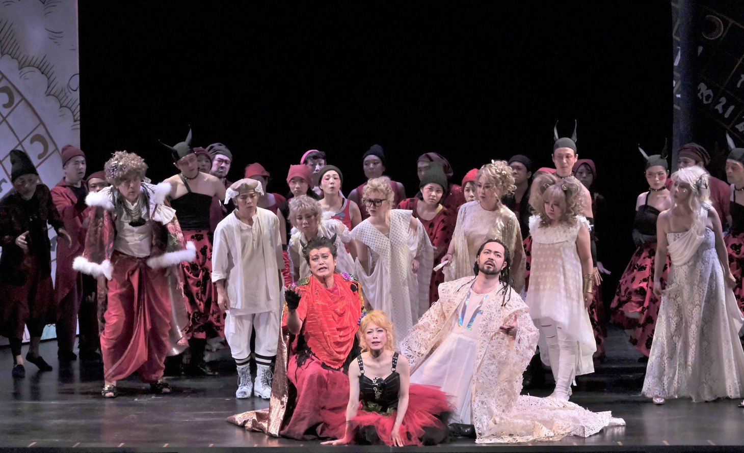 東京二期会オペラ劇場 オペレッタ「天国と地獄」（新制作）より。（写真提供：公益財団法人東京二期会 / 撮影：三枝近志）