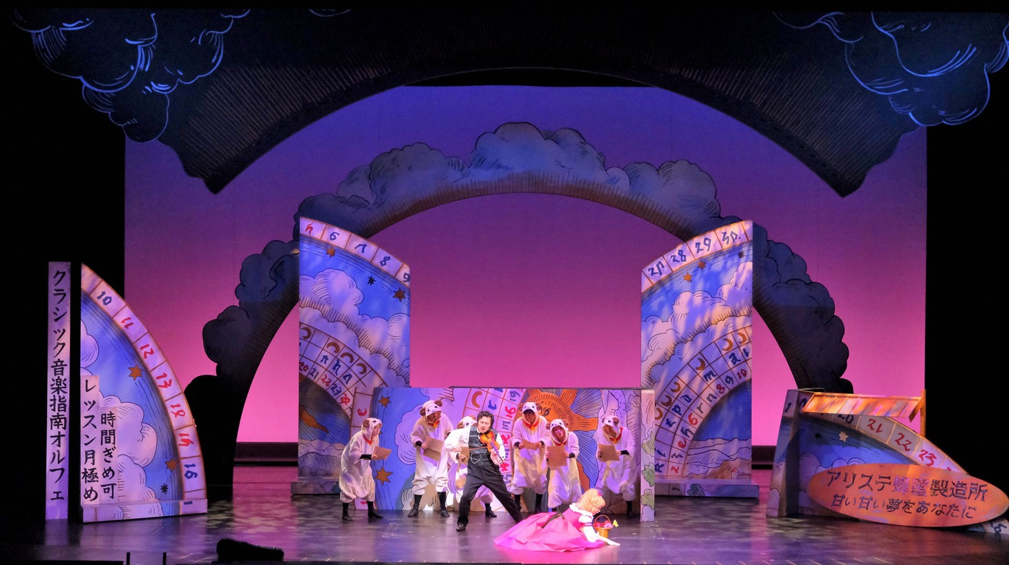 東京二期会オペラ劇場 オペレッタ「天国と地獄」（新制作）より。（写真提供：公益財団法人東京二期会 / 撮影：三枝近志）