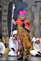 東京二期会オペラ劇場 オペレッタ「天国と地獄」（新制作）より。（写真提供：公益財団法人東京二期会 / 撮影：三枝近志）