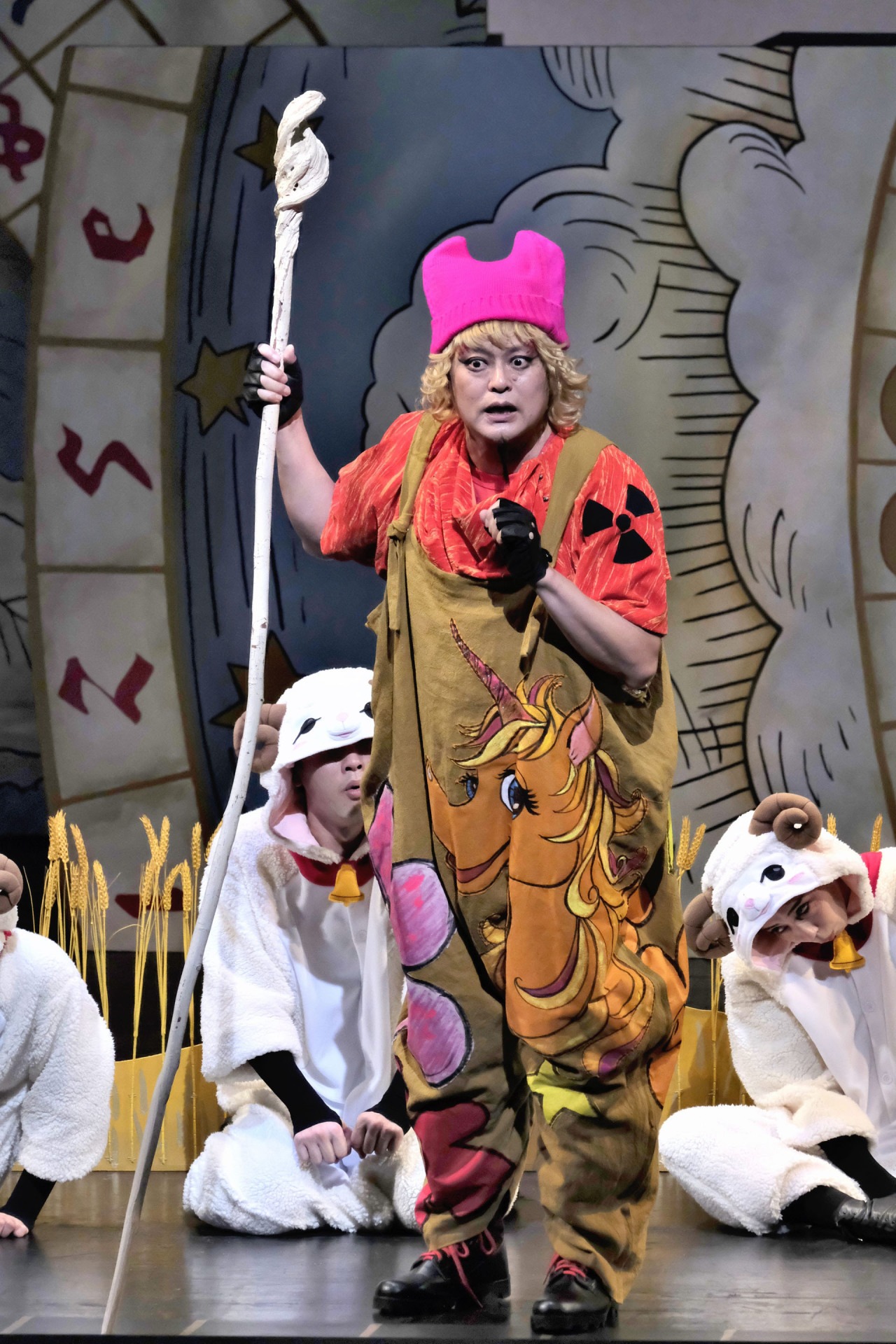 東京二期会オペラ劇場 オペレッタ「天国と地獄」（新制作）より。（写真提供：公益財団法人東京二期会 / 撮影：三枝近志）