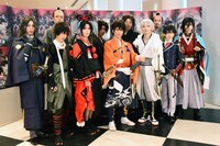 「舞台『刀剣乱舞』維伝 朧の志士たち」囲み取材より。前列左から南海太郎朝尊役の三好大貴、肥前忠広役の櫻井圭登、小烏丸役の玉城裕規、陸奥守吉行役の蒼木陣、鶴丸国永役の染谷俊之、堀川国広役の小西詠斗、和泉守兼定役の田淵累生。後列左から武市半平太役の神農直隆、岡田以蔵役の一色洋平、坂本龍馬役の岡田達也、吉田東洋役の唐橋充。