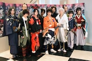 「舞台『刀剣乱舞』維伝 朧の志士たち」囲み取材より。前列左から南海太郎朝尊役の三好大貴、肥前忠広役の櫻井圭登、小烏丸役の玉城裕規、陸奥守吉行役の蒼木陣、鶴丸国永役の染谷俊之、堀川国広役の小西詠斗、和泉守兼定役の田淵累生。後列左から武市半平太役の神農直隆、岡田以蔵役の一色洋平、坂本龍馬役の岡田達也、吉田東洋役の唐橋充。